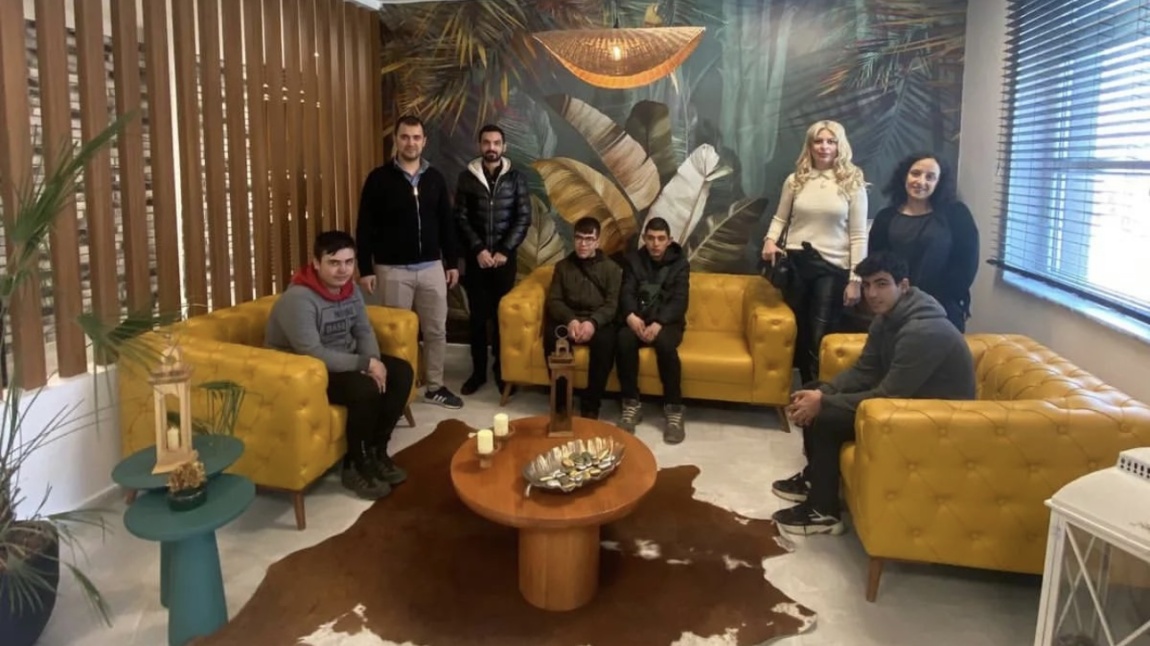 Özel egitim öğrencilerimiz, öğretmenleriyle birlikte Şile Borsa Istanbul MTAL' deki arkadaşlarini ziyaret ederek Uygulama Otelini gezmislerdir. 
